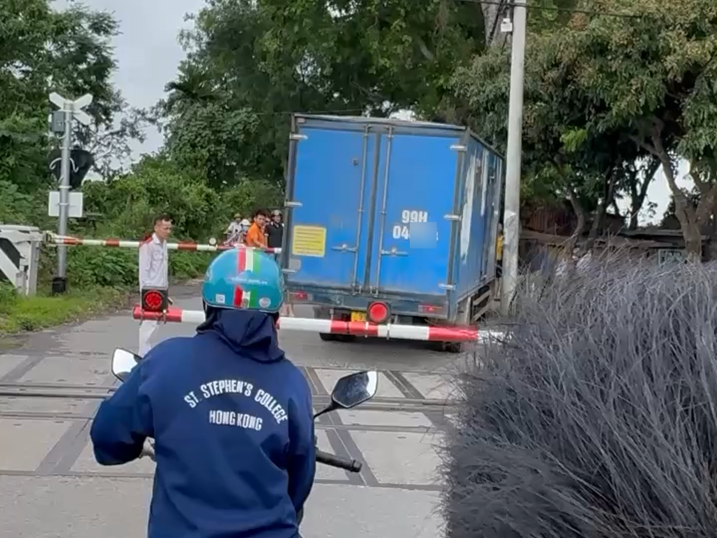 Bảo hiểm ô tô, Bảo hiểm thân vỏ ô tô, Emily xevaban, Bảo hiểm bắt buộc, Mua bảo hiểm ô tô, bảo hiểm ô tô tư vấn miễn phí, đòi quyền lợi bảo hiểm miễn phí, Đi qua đường tàu khi có đèn, Băng qua đường tàu bị tai nạn, Vượt đèn đường tàu bảo hiểm có đền không