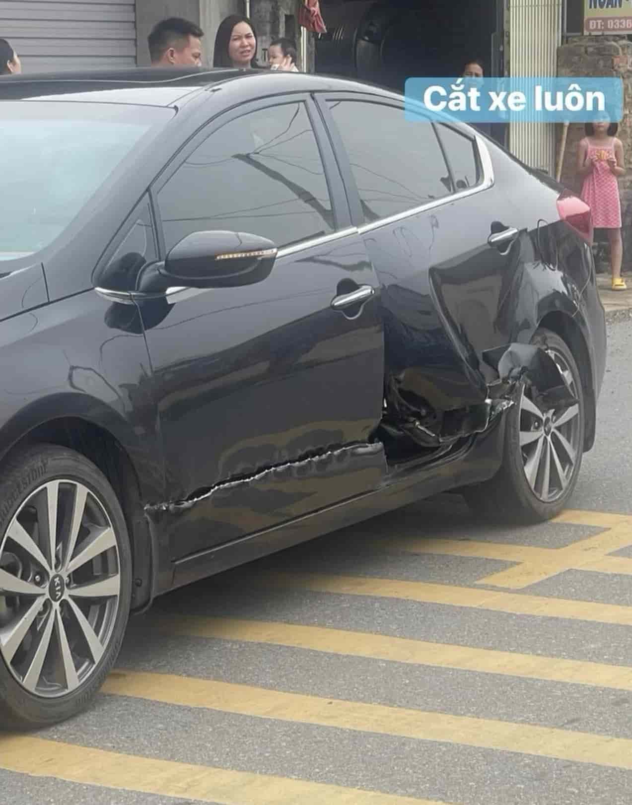 Bảo hiểm Emily, Bảo hiểm ô tô, Bảo hiểm thân vỏ ô tô, Emily xevaban, Bảo hiểm bắt buộc, Mua bảo hiểm ô tô, tư vấn bảo hiểm miễn phí, Xe nâng tông rách hông ô tô, Va chạm xe nâng