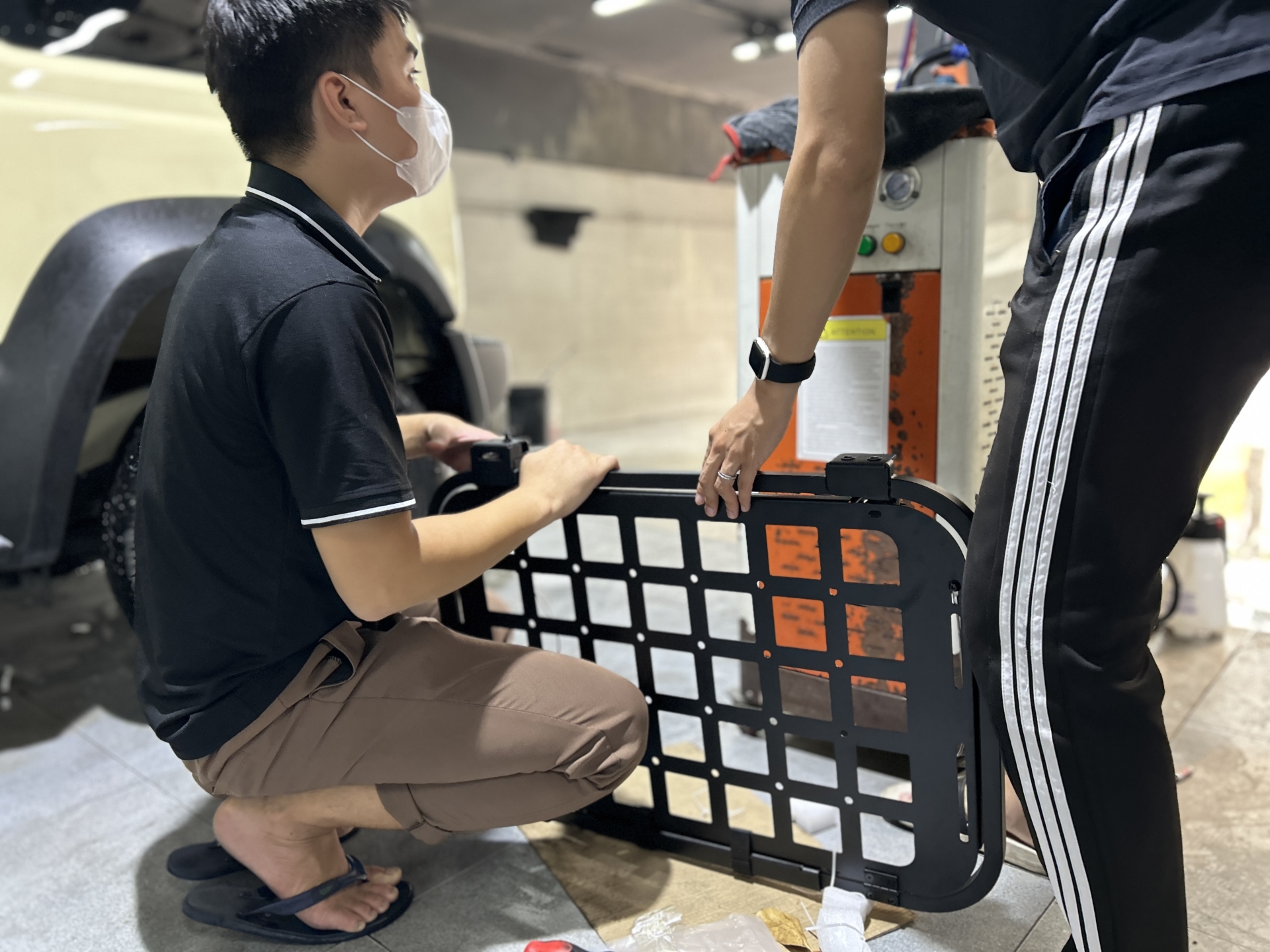 Xevaban.com 214 Giải Phóng là đơn vị chuyên cung cấp đồ chơi Suzuki jimny, phụ kiện Suzuki jimny, xevaban, 214 giải phóng, phụ kiện oto, Suzuki jimny, bàn treo cửa sổ jimny, bàn treo jimny, bàn trà jimny