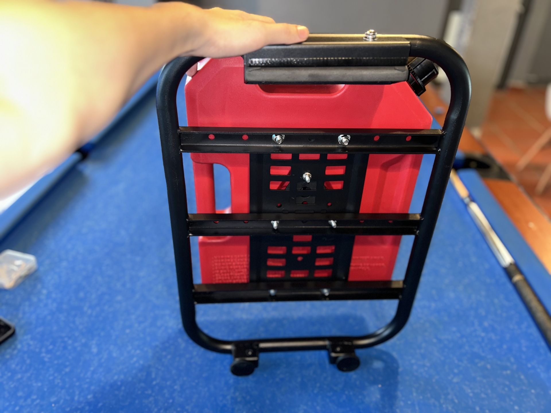 Xevaban.com ở 214 Giải Phóng là đơn vị chuyên cung cấp phụ kiện oto, đồ chơi suzuki jimny, phụ kiện suzuki jimny, xevaban, 214 giải phóng, Bình xăng dự phòng cho suzuki jimny, Bình xăng jimny, giá đỡ jimny