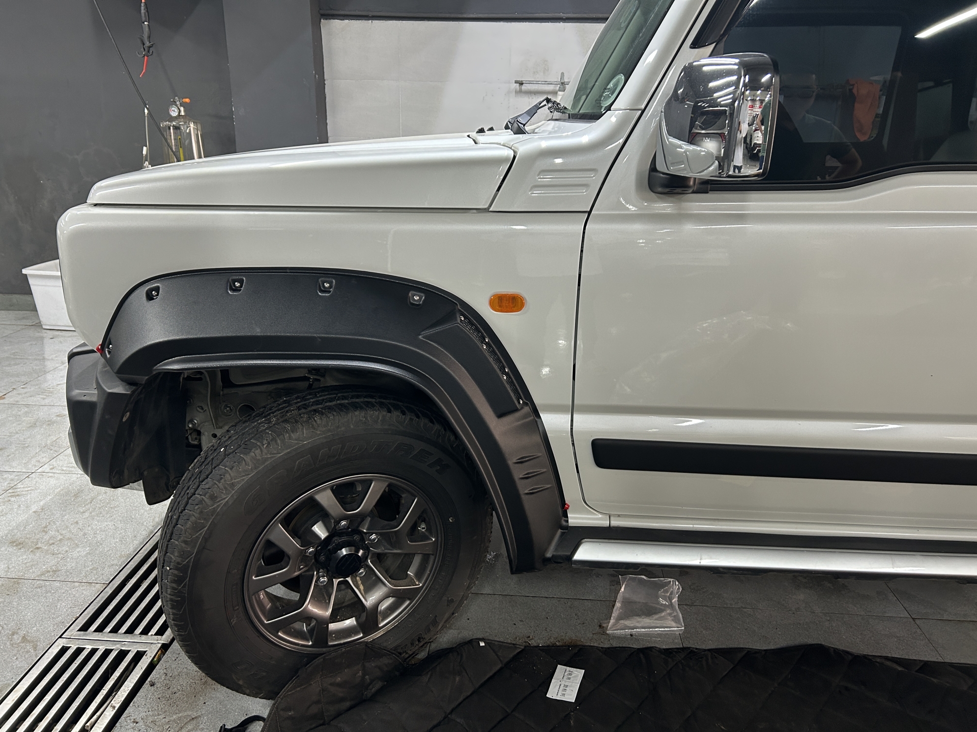 Xevaban.com ở 214 Giải Phóng là đơn vị chuyên cung cấp phụ kiện oto, đồ chơi suzuki jimny, phụ kiện suzuki jimny, xevaban, 214 giải phóng, ốp cua lốp cho Suzuki Jimny, Viền bánh xe cho Suzuki Jimny, ốp cua lốp jimny,  viền bánh xe jimny