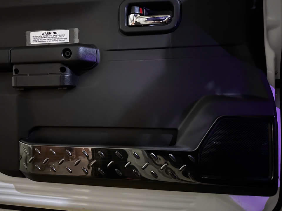 Xevaban.com 214 Giải Phóng là đơn vị chuyên cung cấp đồ chơi Suzuki jimny, phụ kiện Suzuki jimny, xevaban, 214 giải phóng, phụ kiện oto, Suzuki jimny, Tấm ốp bảo vệ bậc cửa cho suzuki jimny, tấm ốp bảo vệ tapli cửa cho Suzuki Jimny