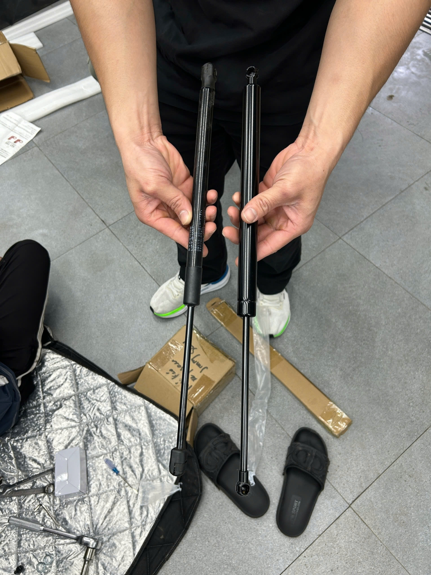 Xevaban.com ở 214 Giải Phóng là đơn vị chuyên cung cấp phụ kiện oto, đồ chơi suzuki jimny, phụ kiện suzuki jimny, xevaban, 214 giải phóng, Ty hãm thủy lực cửa sau cho Suzuki Jimny, ty thủy lực jimny