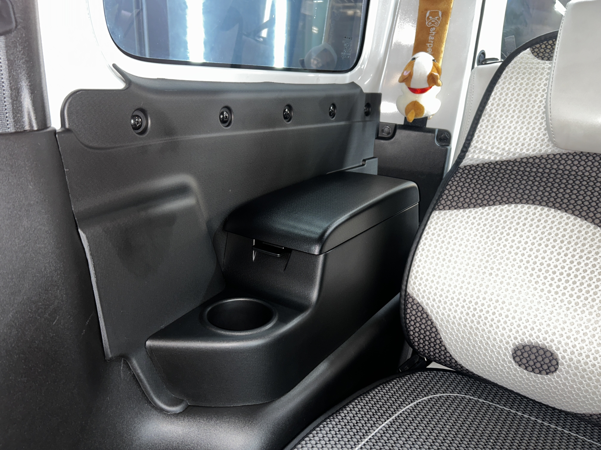 Xevaban.com ở 214 Giải Ph&oacute;ng l&agrave; đơn vị chuy&ecirc;n cung cấp phụ kiện oto,&nbsp;đồ chơi suzuki jimny,&nbsp;phụ kiện suzuki jimny, xevaban, 214 giải ph&oacute;ng, bệ tỳ tay ph&iacute;a sau jimny, bệ tỳ tay k&egrave;m cốc jimny, bệ tỳ tay jimny.