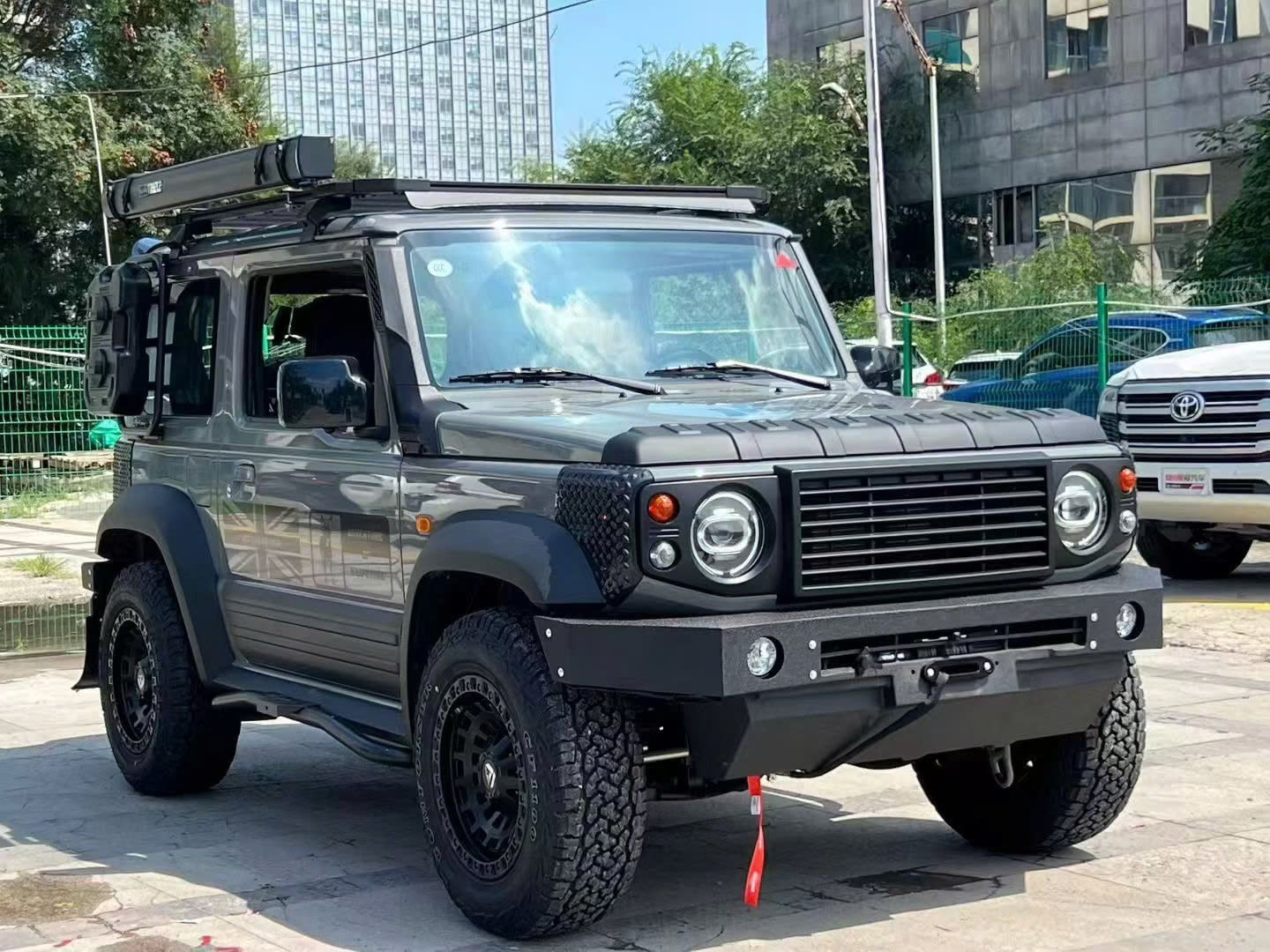 Xevaban.com ở 214 Giải Phóng là đơn vị chuyên cung cấp phụ kiện oto, đồ chơi suzuki jimny, phụ kiện suzuki jimny, xevaban, 214 giải phóng, bodykit land rover jimny, độ bodykit jimny, mặt calang land rover jimny, cản trước land rover jimny.