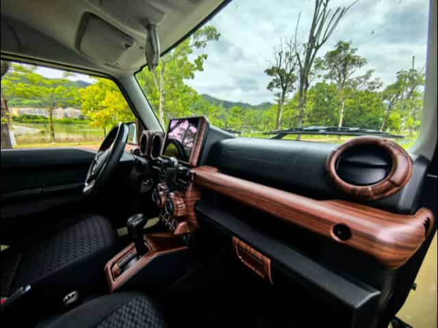 đồ chơi suzuki jimny, phụ kiện suzuki jimny, ốp nội thất jimny, ốp v&ocirc; lăng jimny, ốp tay nắm cửa jimny, ốp taplo jimny, ốp mặt đồng hồ jimny, ốp cần s&ocirc; jimny, Ốp nội thất gỗ Suzuki Jimny, Ốp nội thất gỗ Jimny