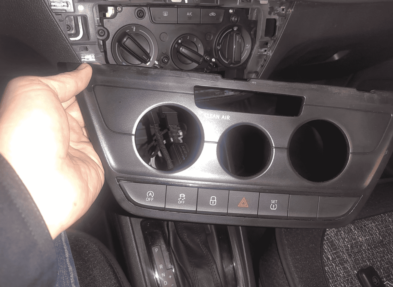 Xevaban.com ở 214 Giải Ph&oacute;ng l&agrave; đơn vị chuy&ecirc;n cung cấp phụ kiện oto, đồ chơi oto,&nbsp;đồ chơi skoda karoq,&nbsp;phụ kiện&nbsp;skoda karoq, xevaban, 214 giải ph&oacute;ng, c&ocirc;ng tắc tắt m&aacute;y tạm thời skoda karoq, c&ocirc;ng tắc tự động khởi động skoda karoq.