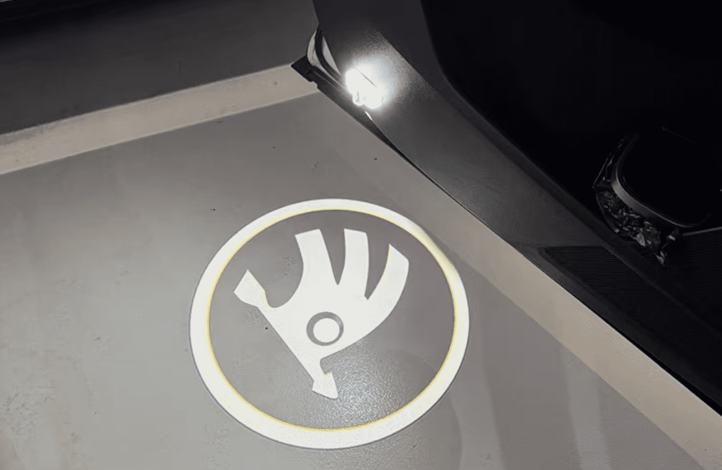 Xevaban.com ở 214 Giải Ph&oacute;ng l&agrave; đơn vị chuy&ecirc;n cung cấp phụ kiện oto, đồ chơi oto,&nbsp;đồ chơi skoda kodiaq,&nbsp;phụ kiện&nbsp;skoda kodiaq, xevaban, 214 giải ph&oacute;ng, đ&egrave;n ch&agrave;o mừng skoda kodiaq, đ&egrave;n ch&agrave;o mừng cửa xe skoda kodiaq, đ&egrave;n logo ch&agrave;o mừng skoda kodiaq.