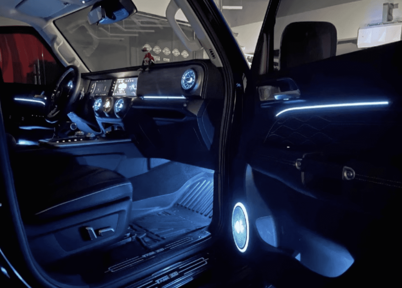 Xevaban.com ở 214 Giải Ph&oacute;ng l&agrave; đơn vị chuy&ecirc;n cung cấp phụ kiện oto, đồ chơi oto, phụ t&ugrave;ng oto, phụ kiện tank 300, đồ chơi tank 300,&nbsp;xevaban, 214 giải ph&oacute;ng, đ&egrave;n nội thất tank 300, đ&egrave;n led nội thất tank 300, độ đ&egrave;n nội thất tank 300.