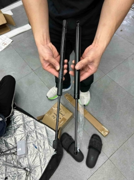 Ty hãm thủy lực cửa sau cho Suzuki Jimny