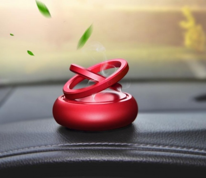 Nước hoa xoay trang trí trên xe oto